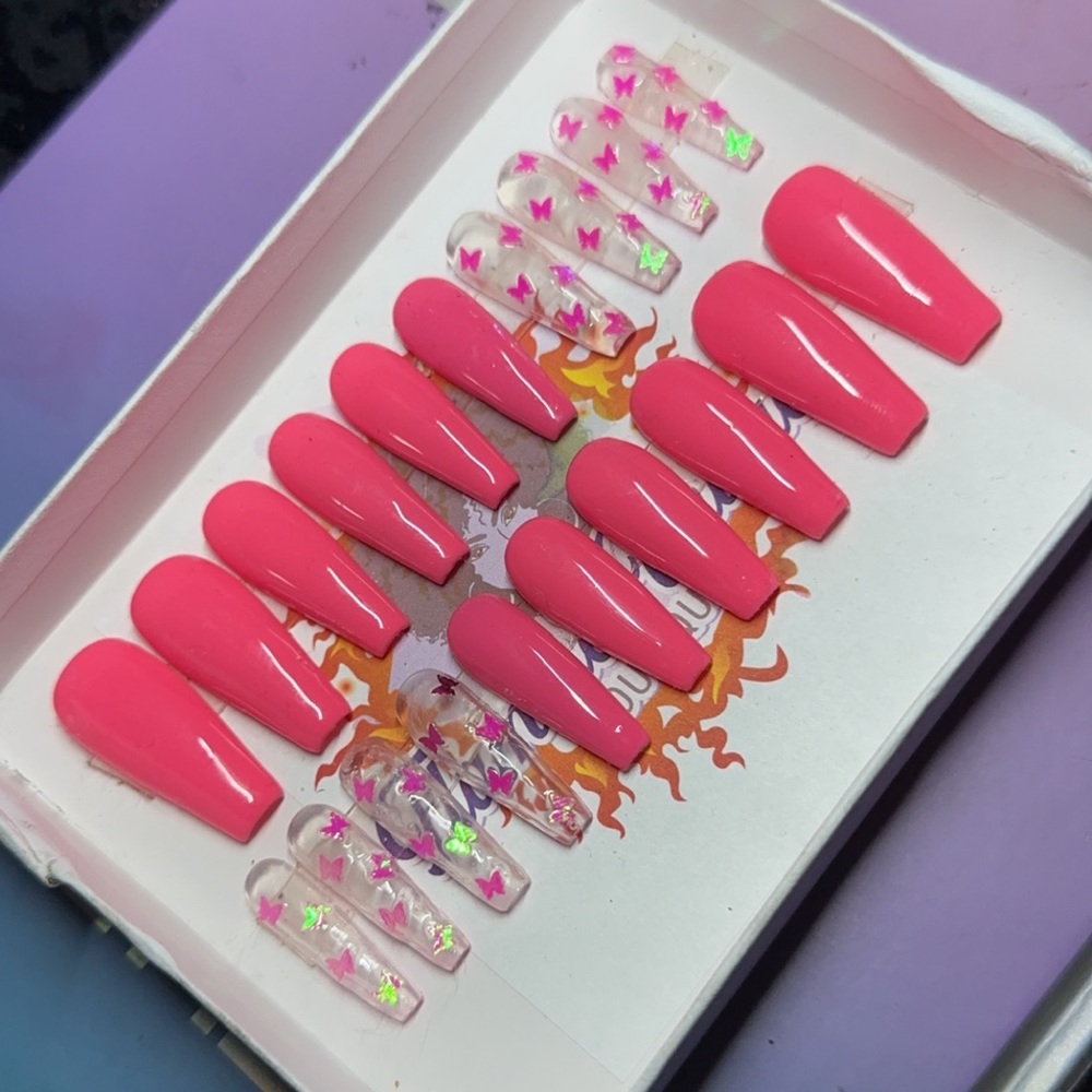 -20 piece pressonnails
-Gel polish 
-Acrylic Nails 
-Last 2-3 weeks 
-Reusable